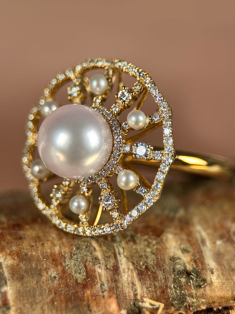 Ring i 18K Guld med Akoyapärla och Diamanter