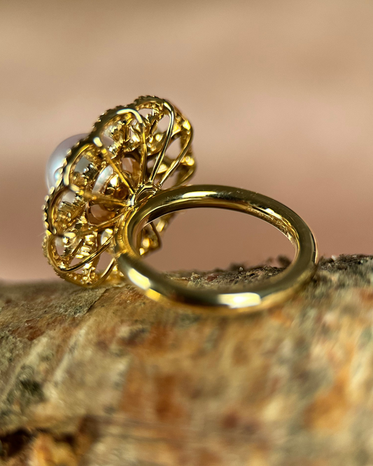 Ring i 18K Guld med Akoyapärla och Diamanter