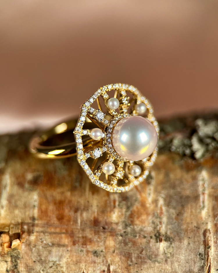 Ring i 18K Guld med Akoyapärla och Diamanter