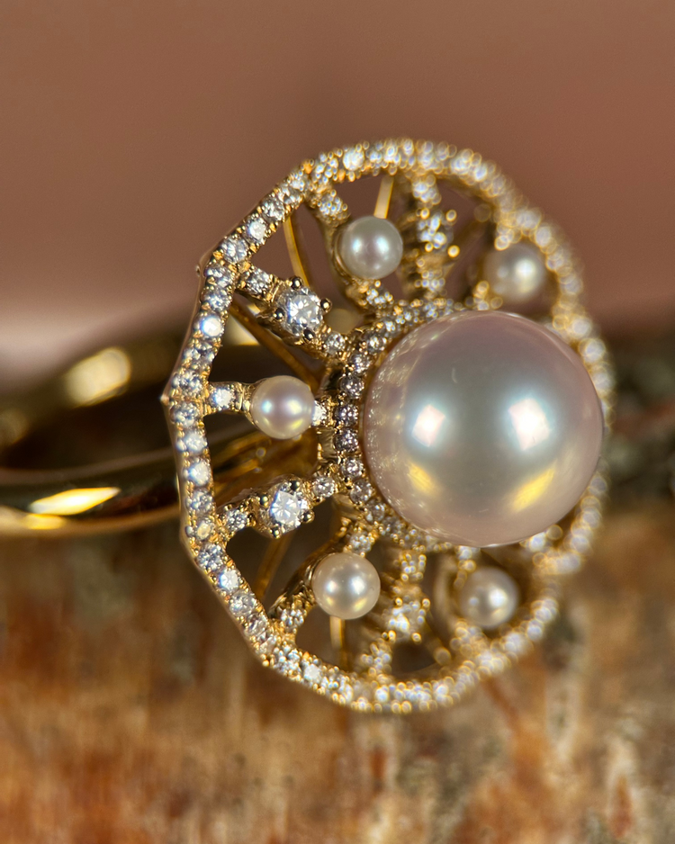 Ring i 18K Guld med Akoyapärla och Diamanter