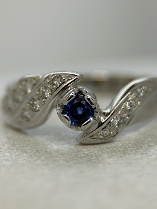 18K Safir- och Diamantring – Vitguld, Storlek 48.5