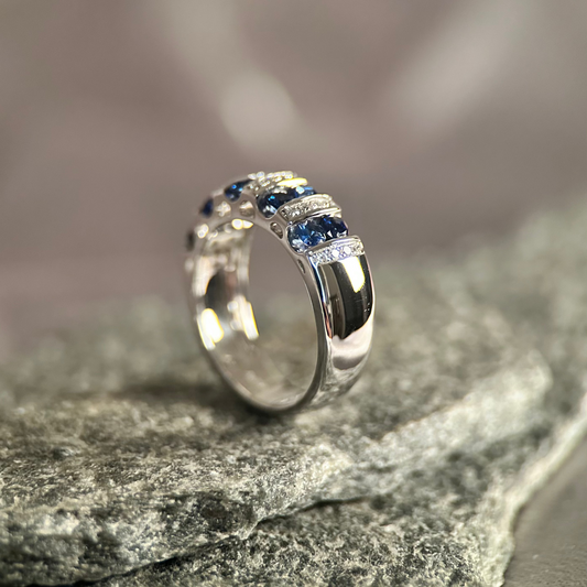 18K Vitguldsring med Safirer & Diamanter