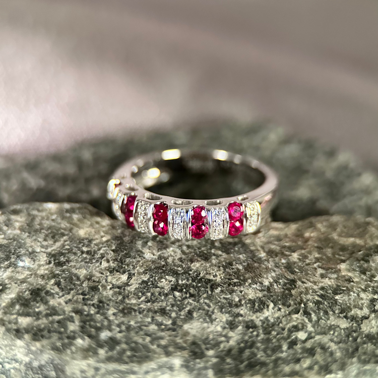 18K Vitguldsring med Rubiner & Diamanter