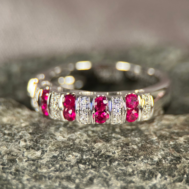 18K Vitguldsring med Rubiner & Diamanter