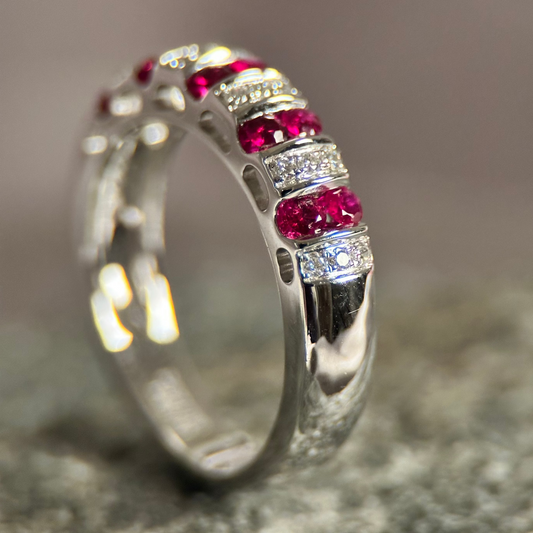 18K Vitguldsring med Rubiner & Diamanter