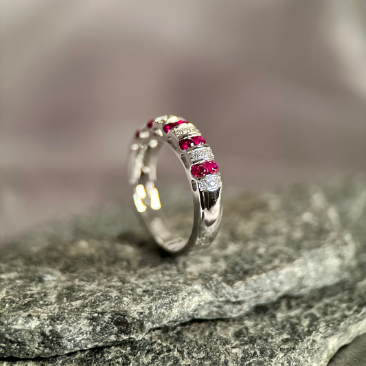 18K Vitguldsring med Rubiner & Diamanter