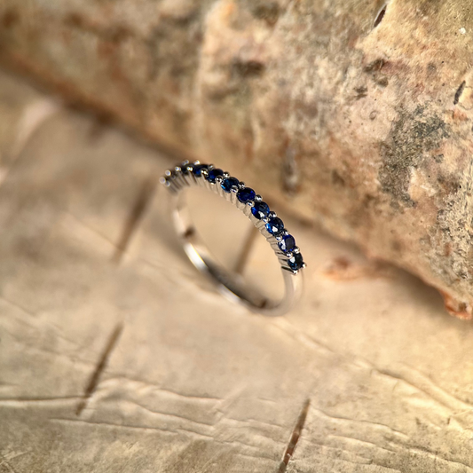 18K Vitguldsring med Safirer i Halv Eternity-design