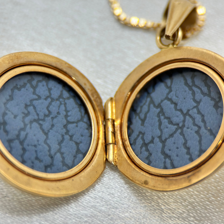 18K Medaljong med fröpärla - 4,1g