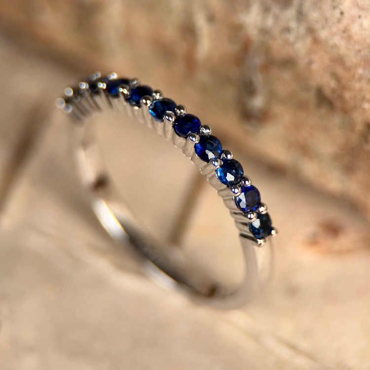 18K Vitguldsring med Safirer i Halv Eternity-design