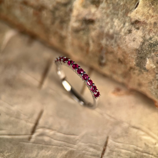 18K Vitguldsring med Rubiner i Halv Eternity-design