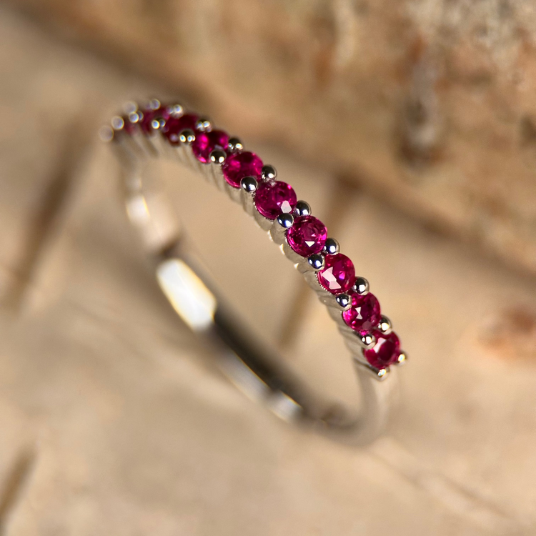 18K Vitguldsring med Rubiner i Halv Eternity-design