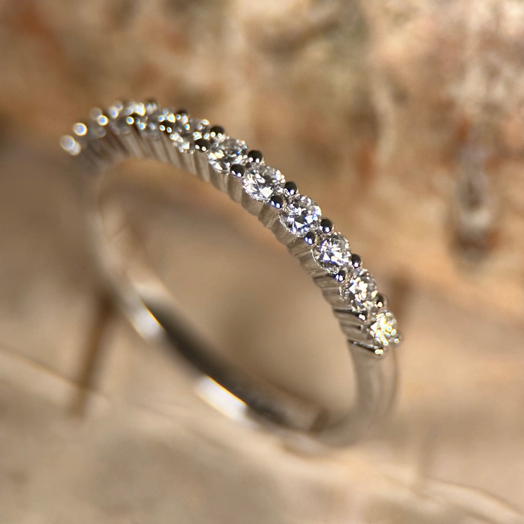 18K Vitguldsring med Diamanter i Halv Eternity-design