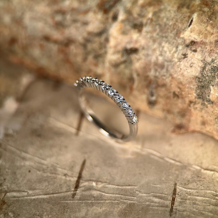 18K Vitguldsring med Diamanter i Halv Eternity-design