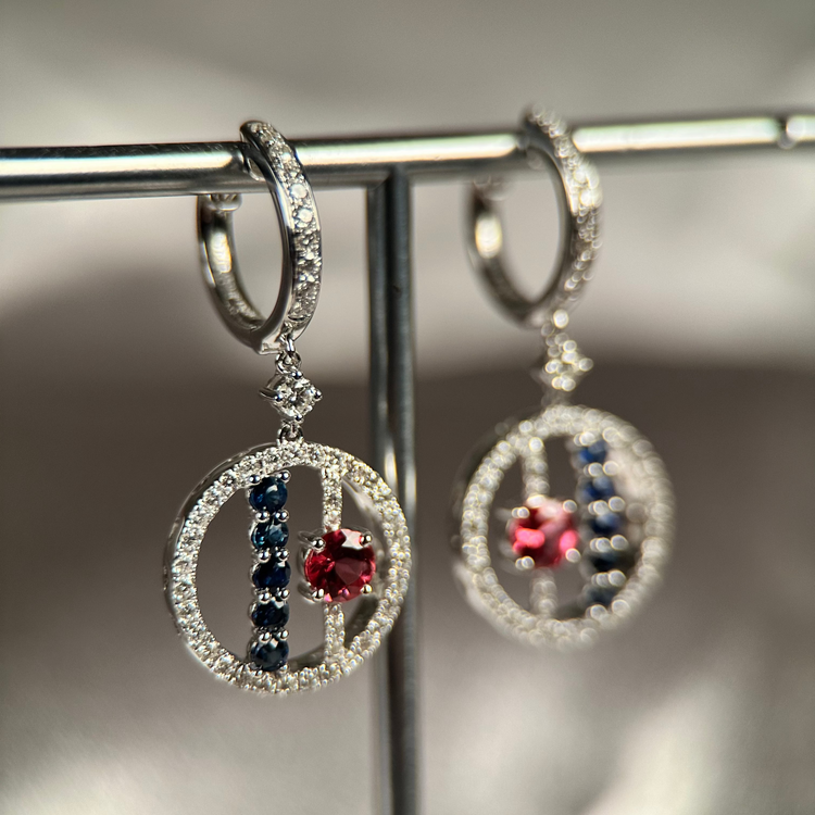 18K Spinell & Safirörhängen med Diamanter