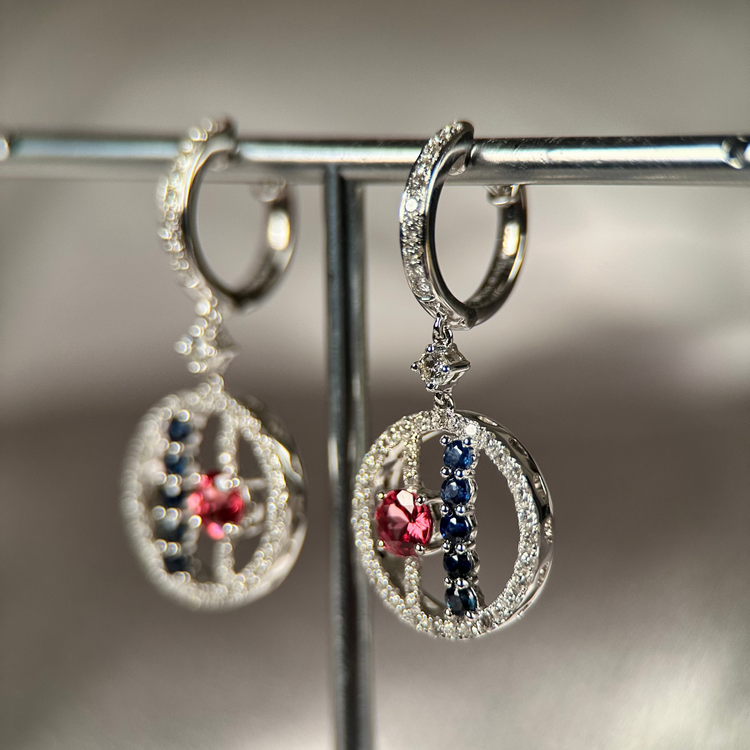 18K Spinell & Safirörhängen med Diamanter