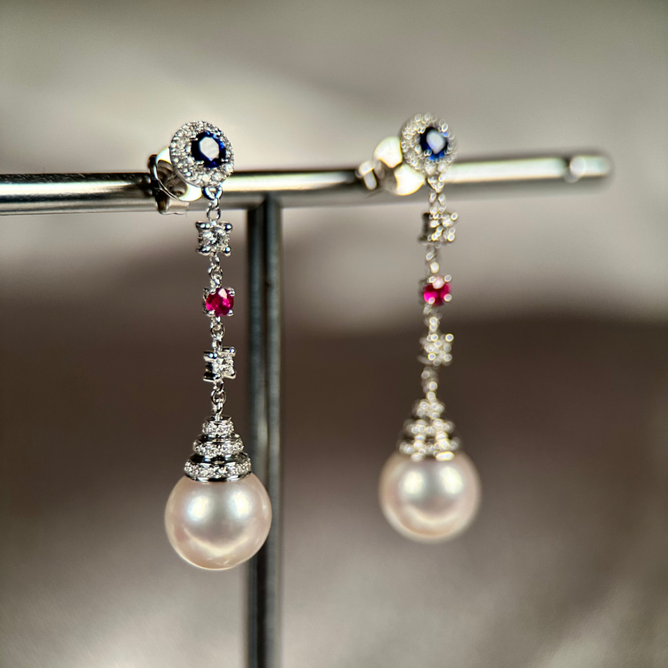 14K Akoya Pärlörhängen med Rubin, Safir & Diamanter