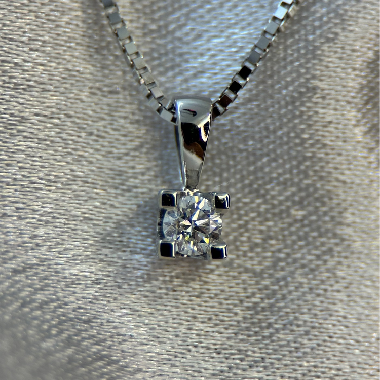 18K Diamond Pendant, 0.15ct