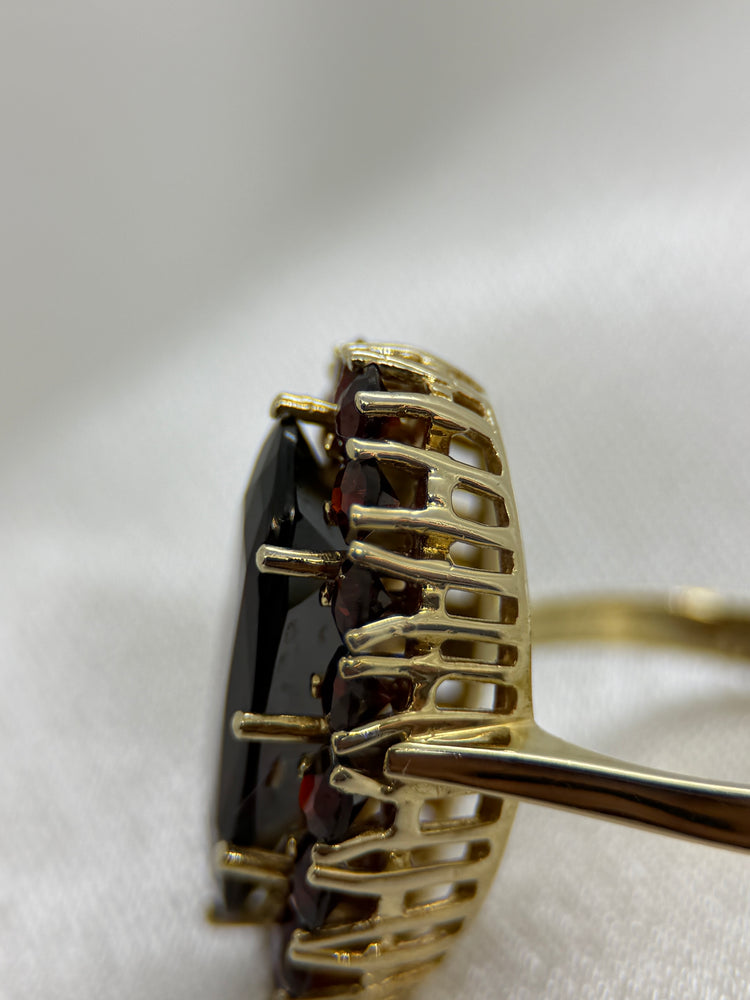 8K Granatring – Oval klusterfattning, Storlek 57