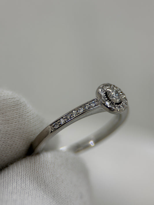 18K Diamantring omgiven av pavédiamanter, Storlek 53