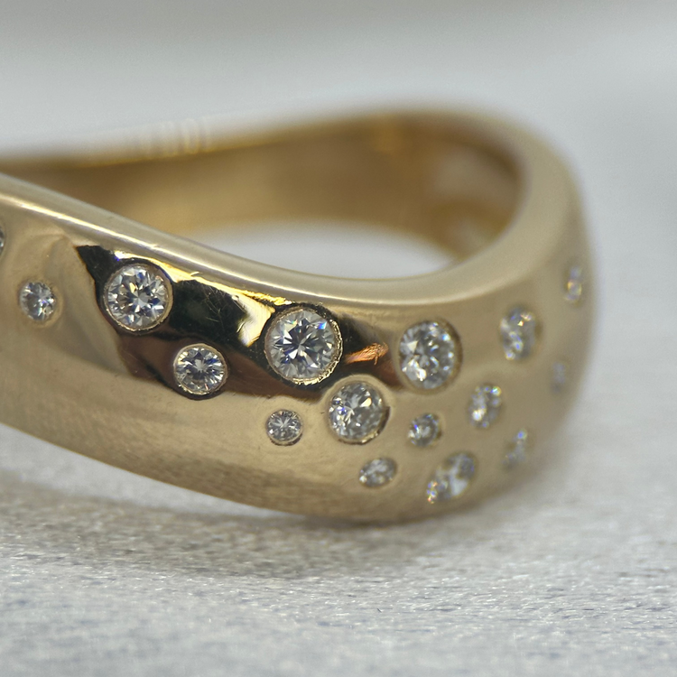 18K Vågformad Diamantring - 1998, Storlek 54, 7.8g