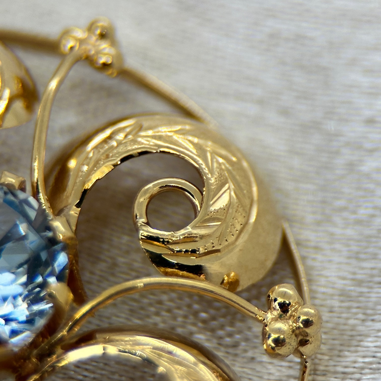 18K Hänge med Syntetisk Blå Sten - 1955