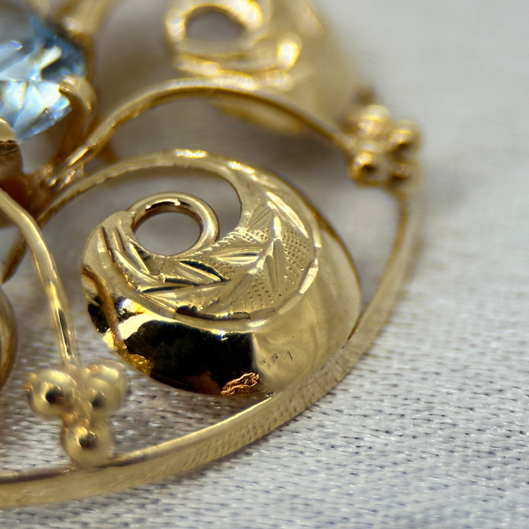 18K Hänge med Syntetisk Blå Sten - 1955