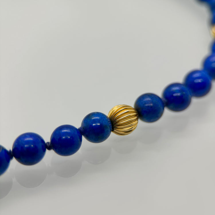 Halsband med Lapis Lazuli och Guldkulor