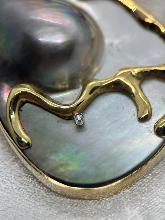 Hänge i 14K Guld med Blisterpärlemor och Diamanter