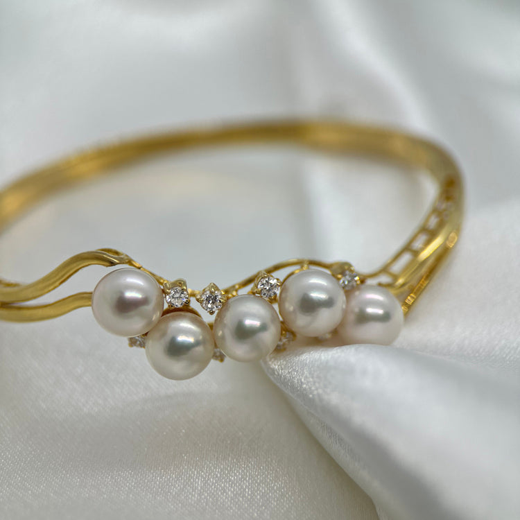 Armband i 18K Guld med Odlade Pärlor och Diamanter