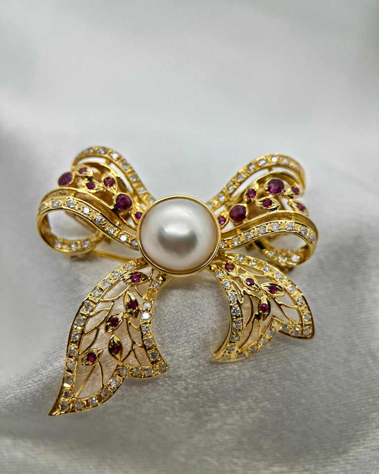 14K Guldhänge/Brosch med Mabépärla, Rubiner och Diamanter