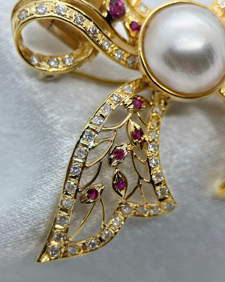 14K Guldhänge/Brosch med Mabépärla, Rubiner och Diamanter