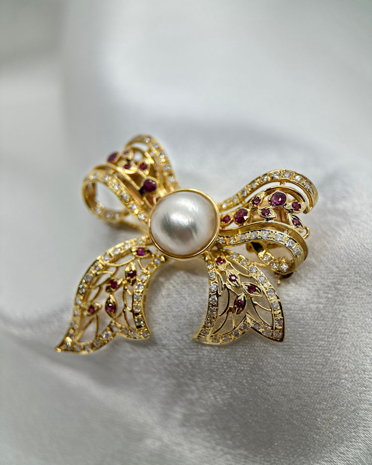 14K Guldhänge/Brosch med Mabépärla, Rubiner och Diamanter