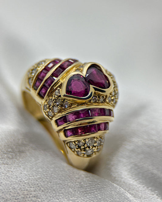 18K Ring med Rubin och Diamanter i Bombédesign