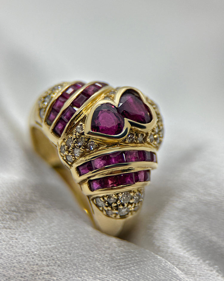 18K Ring med Rubin och Diamanter i Bombédesign