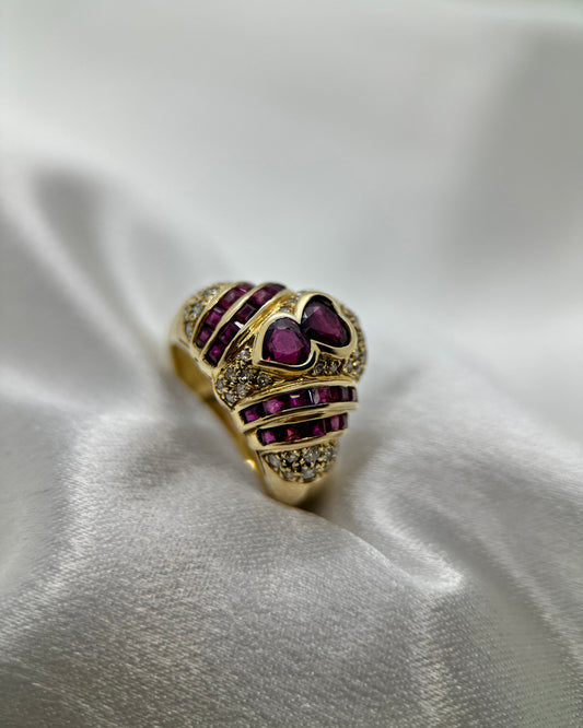 18K Ring med Rubin och Diamanter i Bombédesign