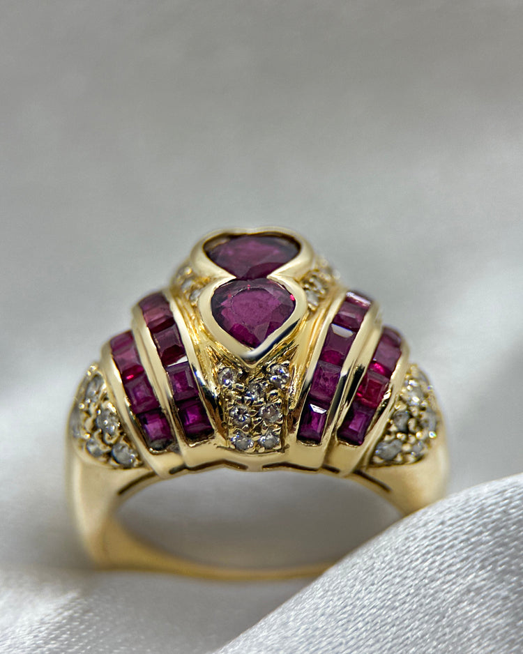 18K Ring med Rubin och Diamanter i Bombédesign