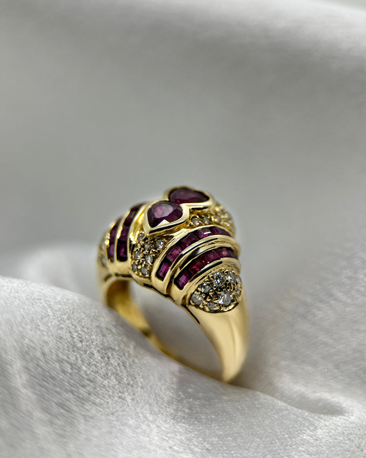 18K Ring med Rubin och Diamanter i Bombédesign