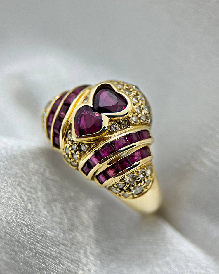 18K Ring med Rubin och Diamanter i Bombédesign