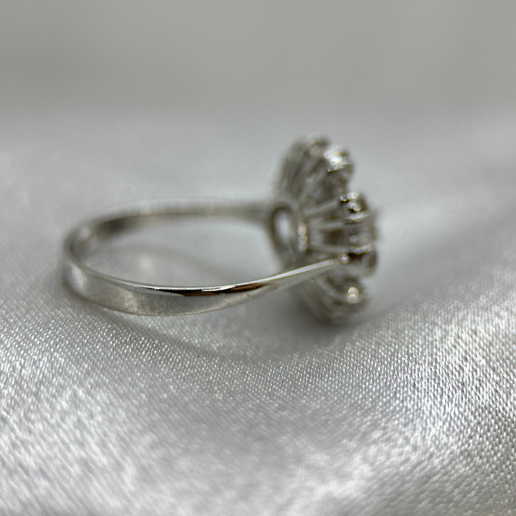 18K Diamantring i blomdesign 0,35 ct – Storlek 58