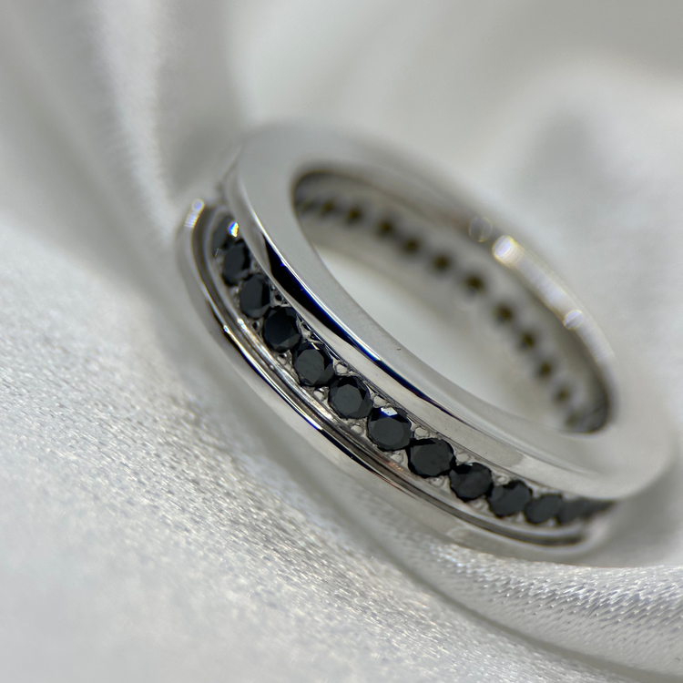 18K Ring med svarta diamanter - Ringstorlek 54½