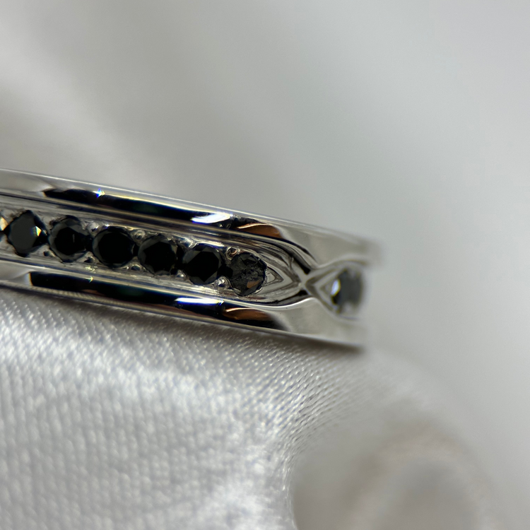 18K Ring med svarta diamanter - Ringstorlek 54½