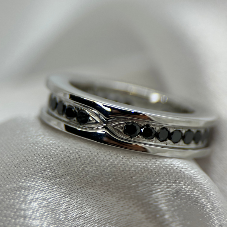 18K Ring med svarta diamanter - Ringstorlek 54½