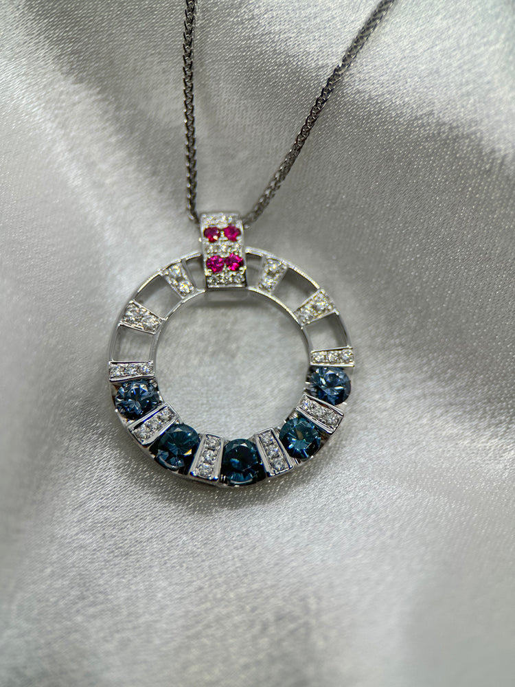 18K Halsband med Blå Spinell, Rubiner & Diamanter