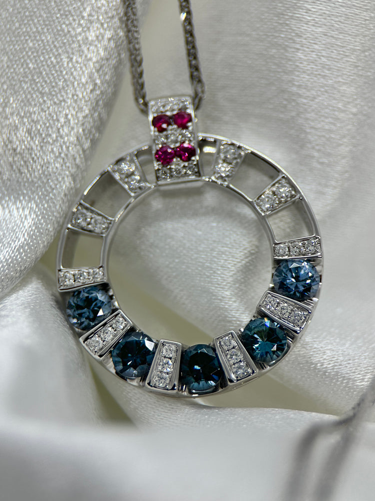 18K Halsband med Blå Spinell, Rubiner & Diamanter