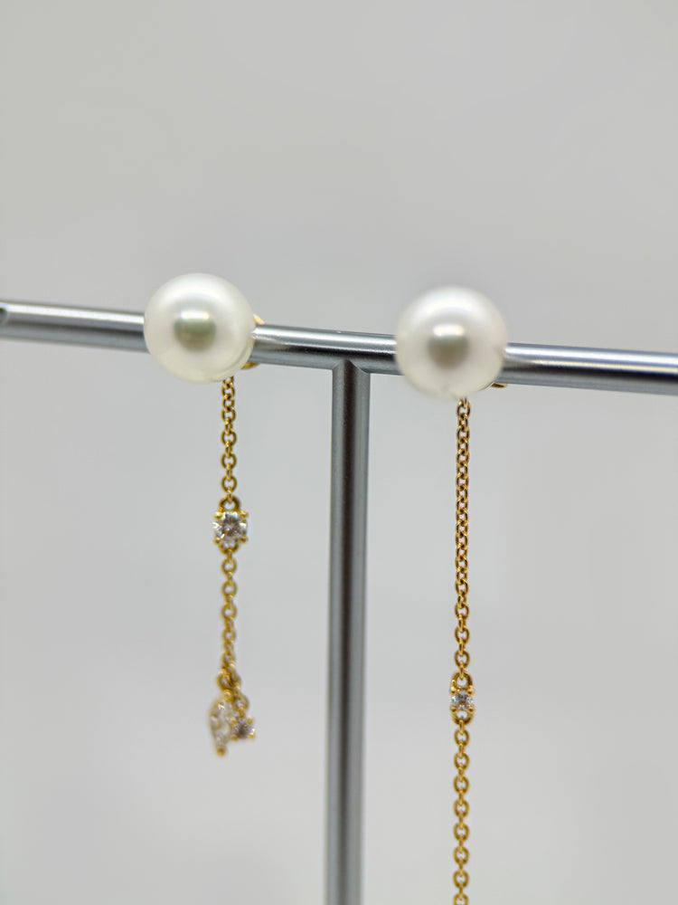 18K Akoya pärlörhängen med diamanter