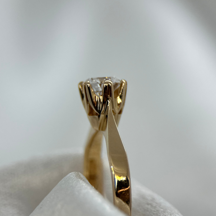 18K Solitärring från Jarl Sandin - 0,87 ct river färgat VVS ringstorlek 53