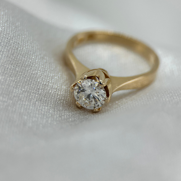 18K Solitärring från Jarl Sandin - 0,87 ct river färgat VVS ringstorlek 53