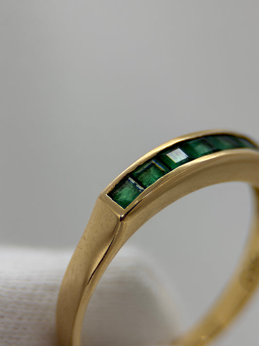 18K Smaragdring – Kanalfattade smaragder, Storlek 53