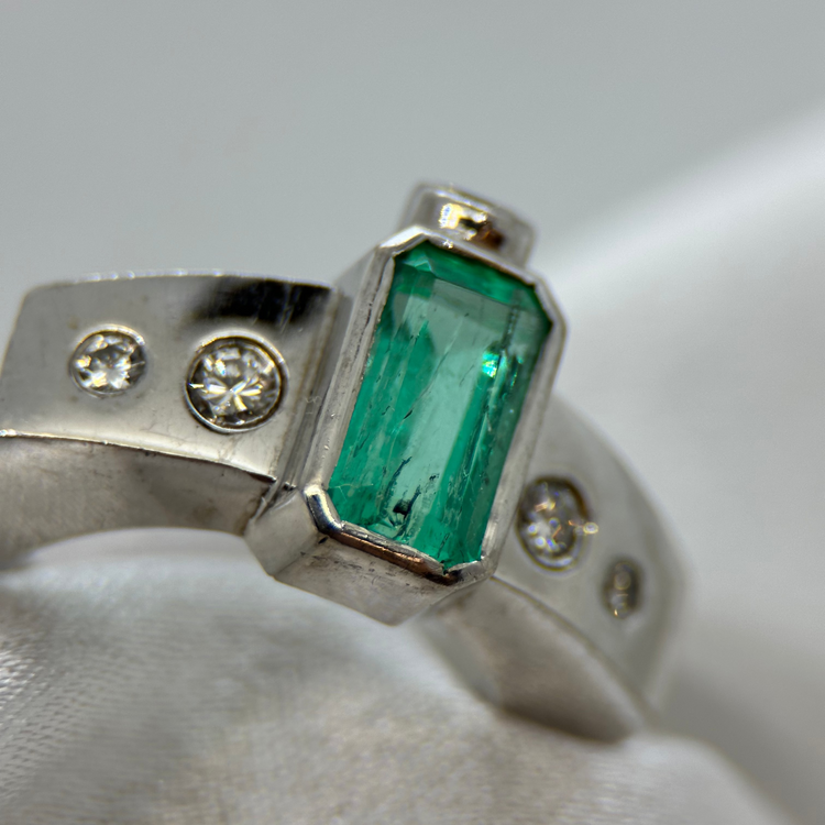 18K Smaragd och diamantring - 2,25 ct ringstorlek 55