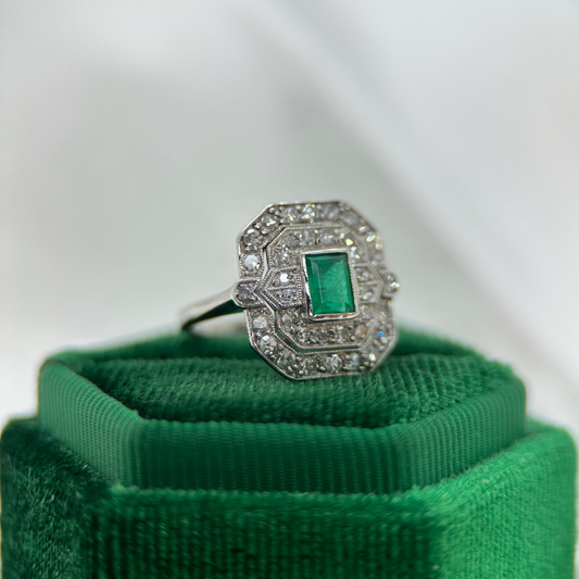 18K Smaragd & Diamantring i Vitguld – Art Deco
